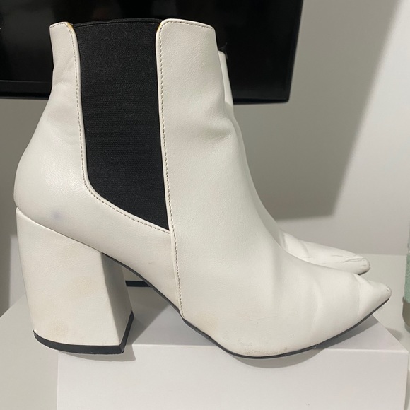 WHITE ANKLE BOOTIE 🤍 - Picture 11 of 13